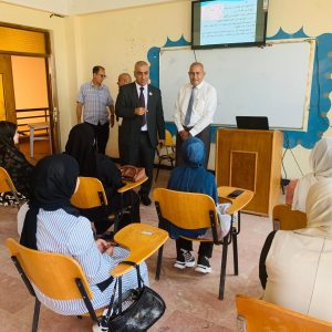 عميد كلية الزراعة يزور طلبته في قاعاتهم الدراسية في بدء عامهم الدراسي الجديد.