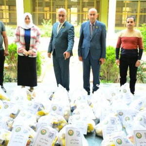 لتخفيف الأعباء عنهم.. كلية الزراعة توزع السلال الغذائية على العوائل المتعففة.