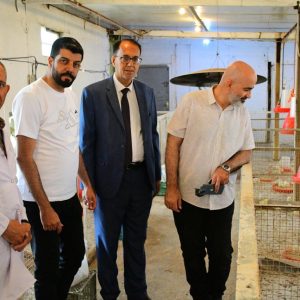 لجنة علمية في كلية الزراعة تزور بحث طالب الدراسات العليا الدكتوراه.