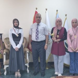 عميد كلية الزراعة يكرم الفائزات في بطولة تنس الطاولة للطالبات.