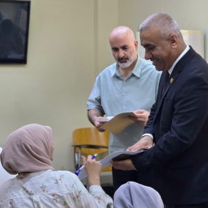 عميد كلية الزراعة يتفقد سير الامتحانات النهائية لطلبة الدراسات العليا للعام الدراسي 2025-2026 .