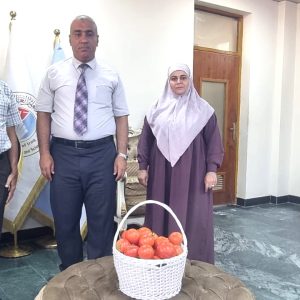 طالبة ماجستير في كلية الزراعة تستعرض النتائج الأولية لبحثها العلمي أمام عميد الكلية.