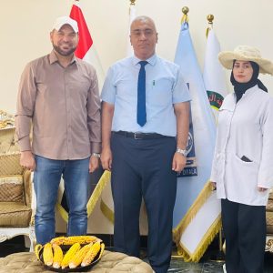 عميد كلية الزراعة يطّلع على نتائج بحثية متميزة لطالبة ماجستير في قسم علوم المحاصيل الحقلية حول تحسين إنتاجية الذرة الصفراء.